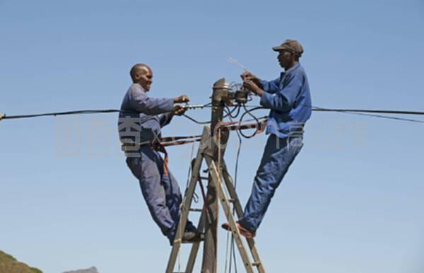 高空守護者 電話工程師的電線桿作業(yè)與信息咨詢服務